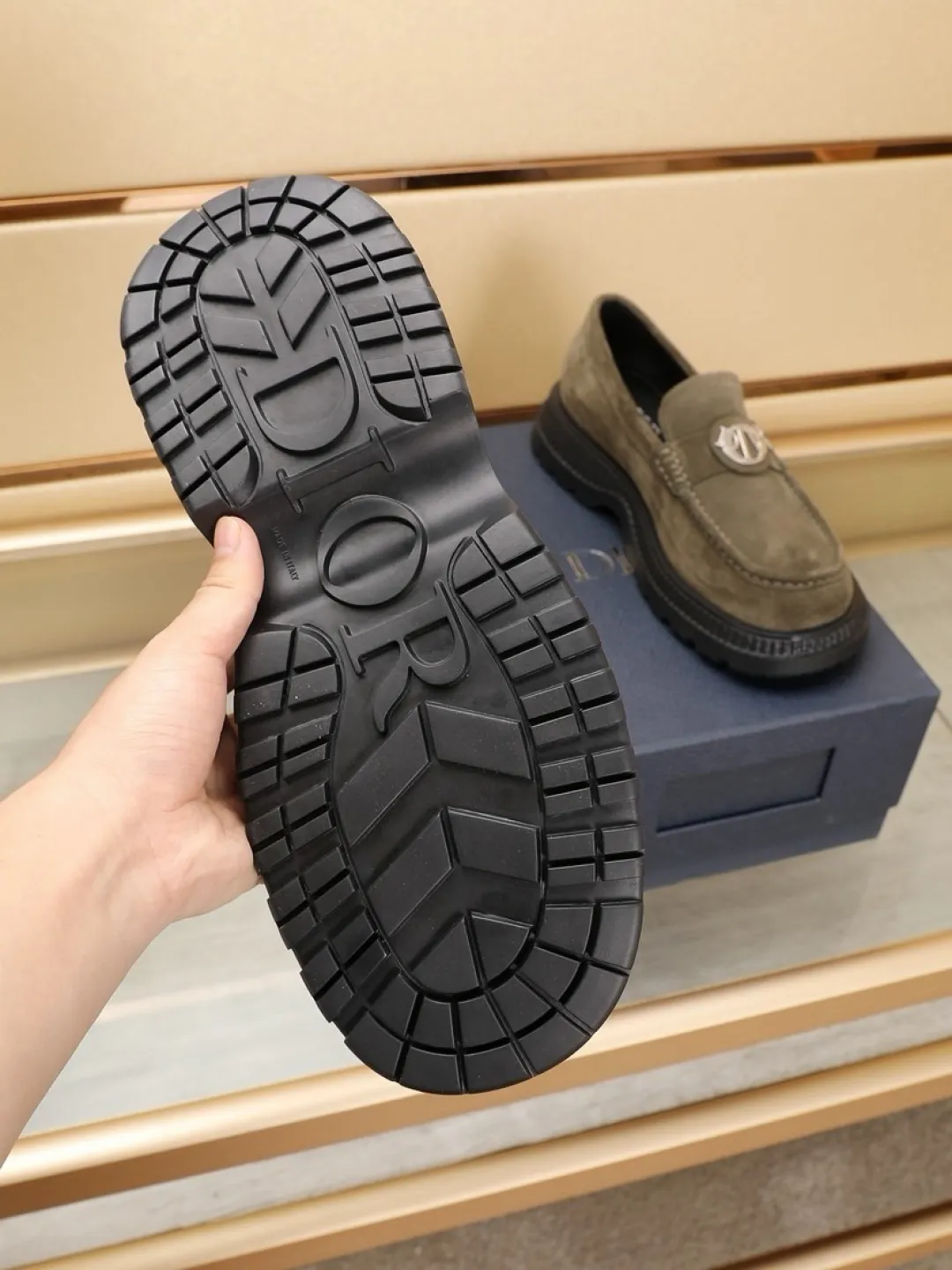 Factory P500💰dior 🆕Men's classic loafers, which combine classic shoe styles with retro California style. Slipper style design, easy to put on and take off. Crafted from top-grain cowhide leather, they feature a rubber lugged sole and the DIO* AND SHAWN signature in brass and enamel. Wear it with casual clothing or a suit. Size: 38-44 (45.46 customized)